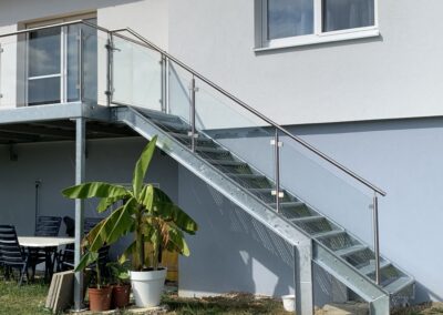 Schlosserei Strodl Stahltreppe mit Glasgeländer