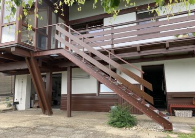 Schlosserei Strodl pulverbeschichtete Stahltreppe mit Geländer und verzinkten Gitterrosten